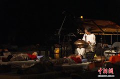 上海剧场设舞台“躺区”　